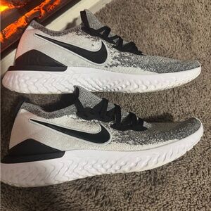 Nike Epic React Flyknit 2 White Black Platinum Oreo Mens Running Sneaker